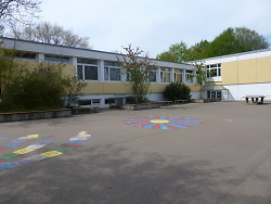 Auf dem Bild ist das Schulgebäude der Langertschule zu sehen.