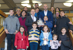 Oberbürgermeister Thilo Rentscher mit Vorständen und Lehrkräften sowie den Kindern des türkischen Bildungsvereins.