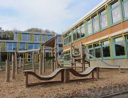 Auf dem Bild sind Klettergeräte auf dem Spielplatz an der Talschule zu sehen.