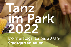 Auf dem Bild ist der Schriftzuf Tanz im PArk 2022 mit der Subline Donnerstags, 18 bis 20 Uhr Stadtgarten Aalen zu sehen.