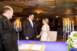 Auf dem Bild ist ein Brautpaar im Trauraum des Besucherbergwerk ?Tiefer Stollen? bei dessen Trauung zu sehen.
