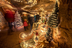 Auf dem Bild ist ein Teil des weihnachtlich dekorierten Besucherbergwerks Tiefer Stollen zu sehen.