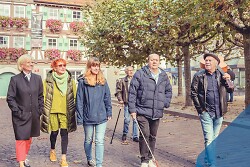 Auf dem Foto ist eine Gruppe von Senioren zu sehen, die durch die Innenstadt von Aalen gehen.