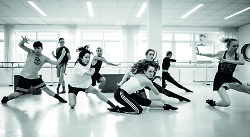 Auf dem Bild sind Tänzer*innen der Delattre Dance Company (DDC) zu sehen.