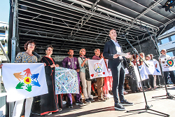 Auf dem Bild ist Oberbürgermeister Frederick Brütting mit weiteren Akteuren des Internationalen Fests auf einer Bühne zu sehen.