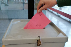 Auf dem Bild ist eine Wahlurne im Aalener Rathaus zu sehen.