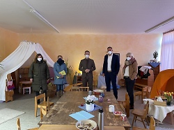 Auf dem Bild sind einige Beteiligte bei der Besichtigung der Räumlichkeiten der Interimslösung der Waldorfkita in der Hofackerschule zu sehen.