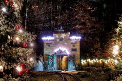 Auf dem Bild ist der Eingang des Tiefen Stollens weihnachtlich dekoriert