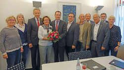 OB Rentschler, Robert Ihl und die Mitglieder des Aufsichtsrats gratulieren Ursula Barth.