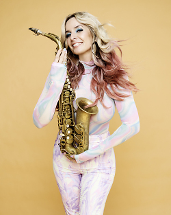 Auf dem Bild ist Candy Dulfer mit einem Saxophon in den Händen zu sehen.