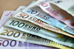 Auf dem Bild sind einige Euro-Banknoten zu sehen.