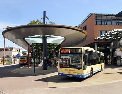 Das Bild zeigt im Vordergrund einen Omnibus, im Hintergrund den zentralen Omnibusbahnhof in Aalen