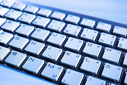 Auf dem Bild ist eine silberne Computer-Tastatur zu sehen.