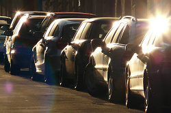 Auf dem Bild ist eine Reihe an parkenden Autos zu sehen.