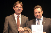 Ulrich Rossaro und Armin Maier mit der Ehrenschale