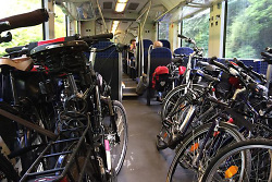 Auf dem Bild sind Fahrräder zu sehen, die in einem Bus abgestellt sind.