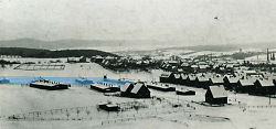Die Fotografie aus dem Winter 1944/45 zeigt mittig links die Baracken des SHW-Arbeitslagers Wiesendorf. In blau und dahinter ist das eingezäunte KZ-Außenlager mit Wachtürmen zu erkennen. Rechts davon: die westliche Häuserreihe der Moltkestraße.